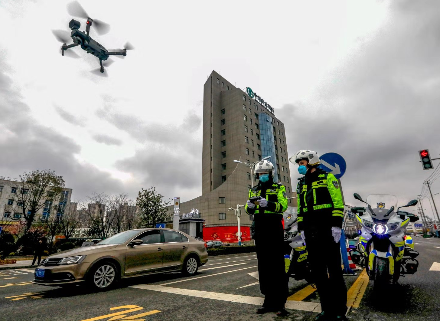 廈門市啟用警用無人機協(xié)助勸導行人安全文明出行(圖1) 廈門市啟用警用無人機協(xié)助勸導行人安全文明出行(圖1)