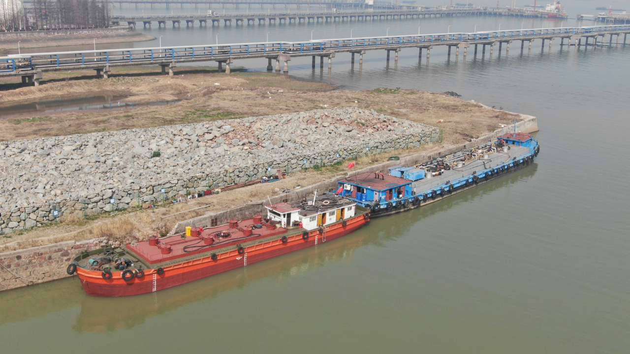 無(wú)人機(jī)巡邏構(gòu)筑江陰港口涉外疫情防控防線(圖1) 無(wú)人機(jī)巡邏構(gòu)筑江陰港口涉外疫情防控防線(圖1)