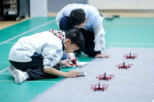 中小學生假期至 無人機培訓受關注(圖1) 中小學生假期至 無人機培訓受關注(圖1)