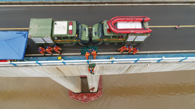 云南森林消防利用大載重?zé)o人機(jī)開展抗洪搶險(xiǎn)聯(lián)合演習(xí)(圖1) 云南森林消防利用大載重?zé)o人機(jī)開展抗洪搶險(xiǎn)聯(lián)合演習(xí)(圖1)