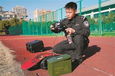 警用無(wú)人機(jī)時(shí)代已至,王牌“飛行員”圓夢(mèng)(圖1) 警用無(wú)人機(jī)時(shí)代已至,王牌“飛行員”圓夢(mèng)(圖1)