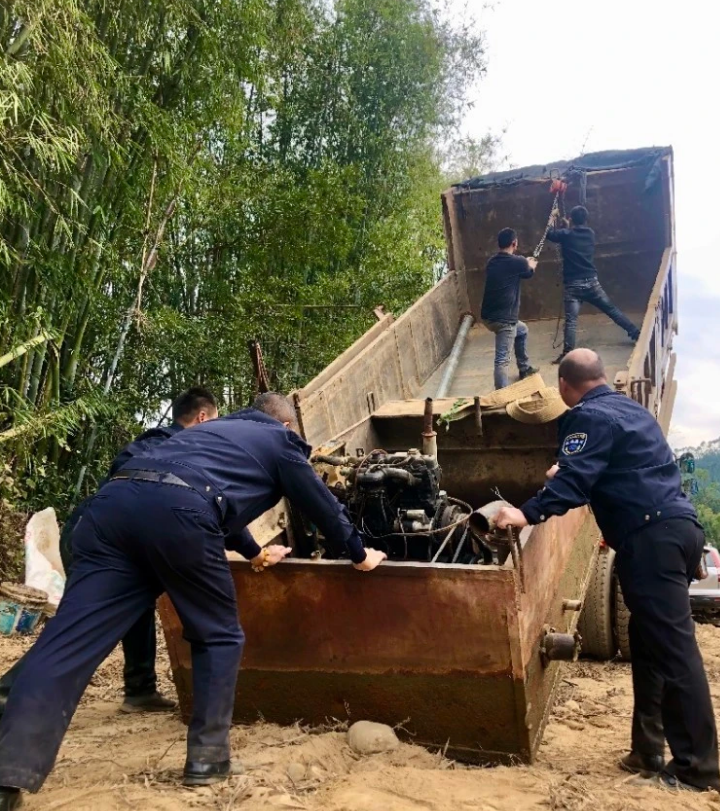 龍門縣水利局采用無人機(jī)打擊違法采砂(圖2) 龍門縣水利局采用無人機(jī)打擊違法采砂(圖2)