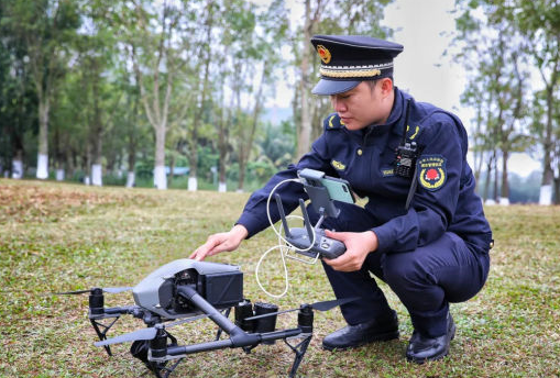 海口市城管利用無人機喊話勸離垂釣市民(圖1) 海口市城管利用無人機喊話勸離垂釣市民(圖1)
