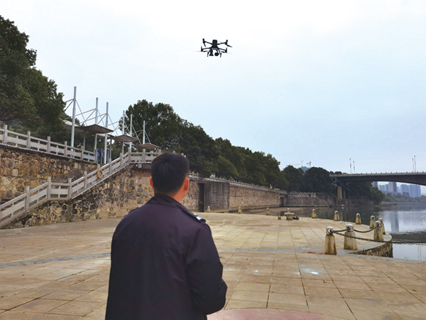 巡檢無人機空中喊話勸阻違規垂釣(圖1) 巡檢無人機